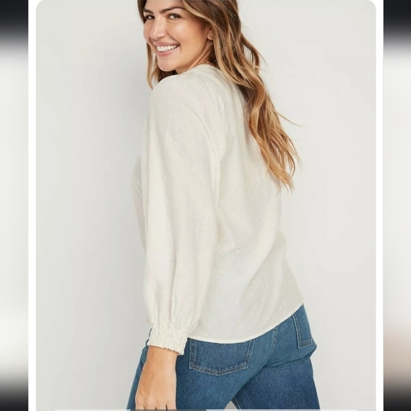 ⭐️40% Off⭐️ Old Navy Clip-Dot Blouse - Picture 3 of 13